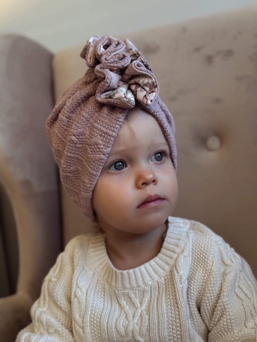 Sweterkowy turban falbanka z kwiatowym motywem