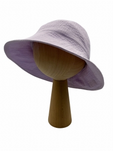 Muślinowy kapelusz w kolorze liliowym na lato
