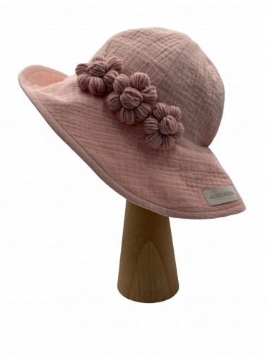 Kapelusz muślinowy jasny róż ozdobne kwiatuszki