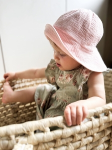 Muślinowy kapelusz jasny róż na lato dla dziewczynki 