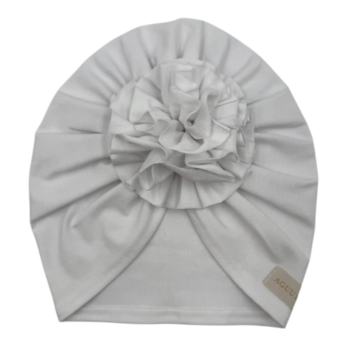 Turban kwiat na lato w kolorze białym