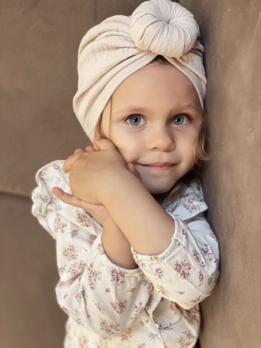 Muślinowy turban donut w kolorze beżowym