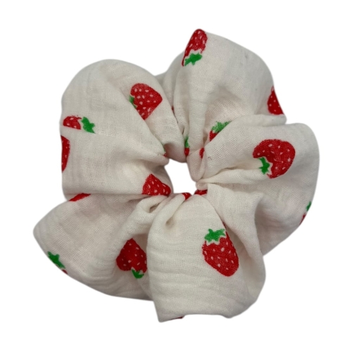 Muślinowa gumka do włosów truskawki