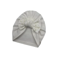 Czapka turban dla dziewczynki z kokardą i perełkami – elegancka czapka dziecięca kremowa