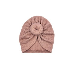 Sweterkowa czapka turban w kolorze brudny róż ozdobny donut