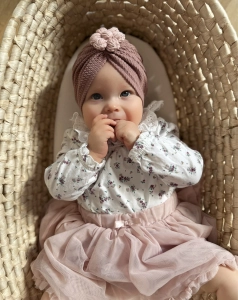 Turban z ręcznie robionym kwiatem old rose 