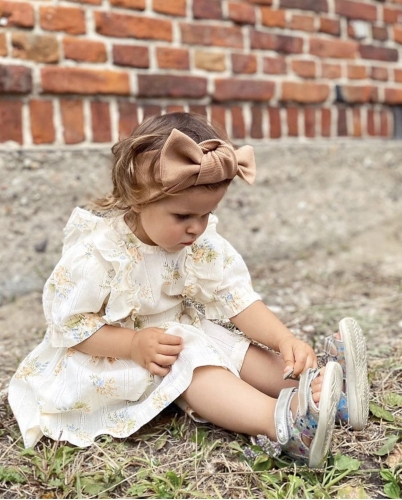 Opaska big bow prążek w kolorze karmelowym