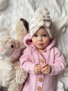 Zimowy turban falbanka z kwiatowym wzorem ecru